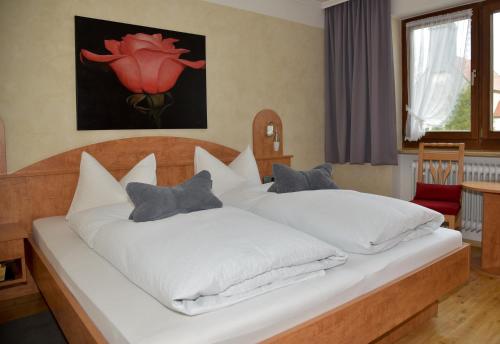 格拉本斯塔特Pension Langerspacher的一间卧室配有两张带白色床单的床