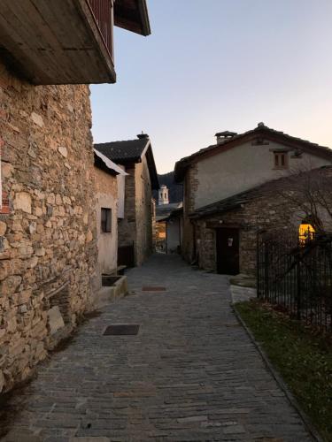 San Damiano MacraAlte terre - Lab&room的一座古老的石头建筑中的空洞小巷