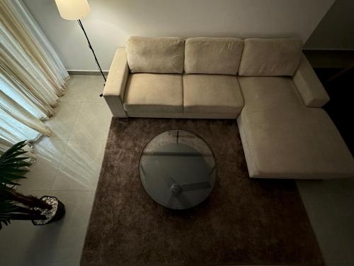 马斯喀特Cozy Apartment in Boshar的带沙发和镜子的客厅