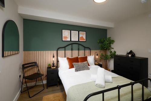 卡迪夫Gad Suite by Koya Homes - Cardiff City Centre Location!! 2 En-suites的一间卧室配有一张大床和一把椅子