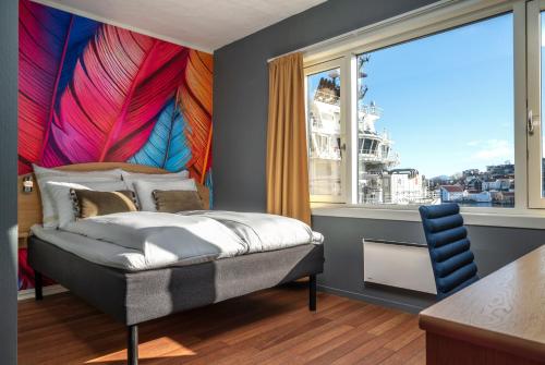 克里斯蒂安桑德Thon PartnerHotel Storgata的一间卧室设有一张床和一个大窗户