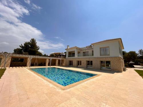 库克里亚Aphrodite Hills Rentals - Elite Villas的房屋前有游泳池的房子