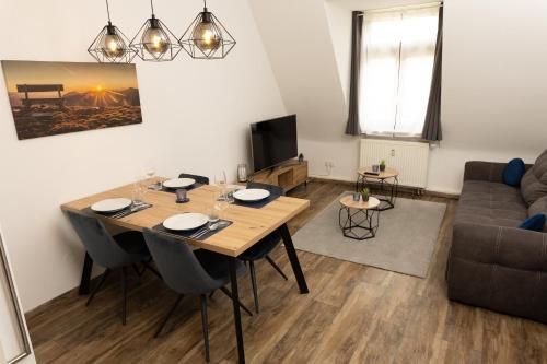 威斯巴登BeMyGuest - 3 Zimmer Maisonette - Zentral - Klimaanlage - Aufzug的客厅配有桌子和沙发