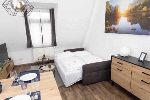 威斯巴登BeMyGuest - 3 Zimmer Maisonette - Zentral - Klimaanlage - Aufzug的一室公寓 - 带一张床和一张桌子