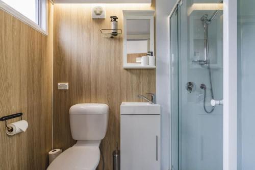 亚勒旺加The Murray Grange的一间带卫生间和玻璃淋浴间的浴室