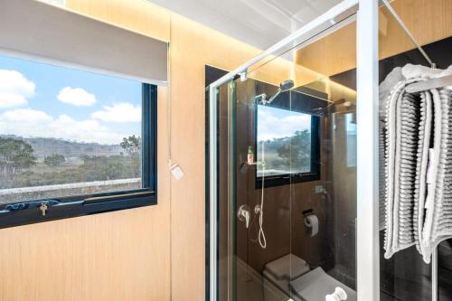 WindeyerCabernet Tiny House的浴室设有玻璃淋浴间和窗户