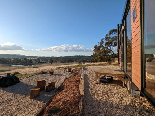 Farm Stay at Sheltered Paddock的建筑旁的一栋带野餐桌的建筑