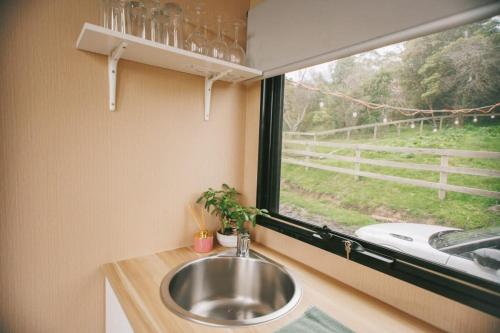 Neerim SouthRose Hill的带窗户的浴室内的盥洗盆
