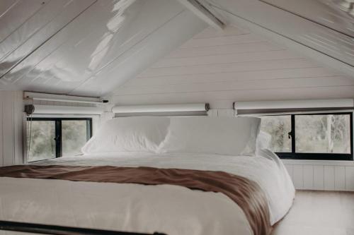 MacclesfieldRosewood Mac的窗户客房内的一张大白色床