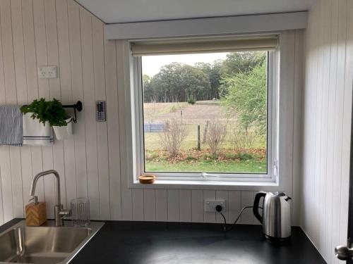 MacclesfieldRosewood Mac的厨房设有位于水槽上方的窗户