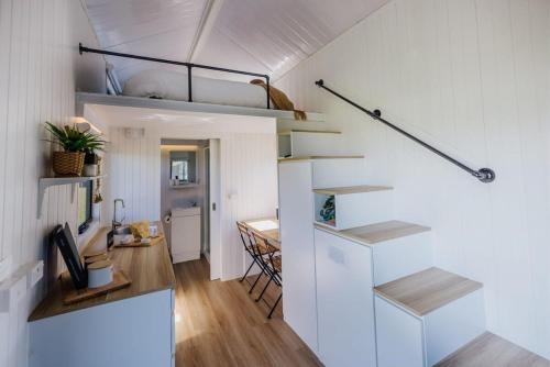 Blackiron Tiny House的一间小公寓,设有楼梯和用餐室