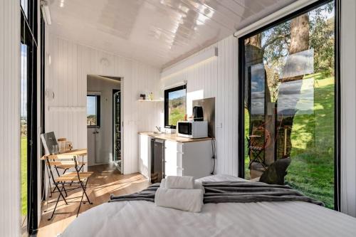亚拉腊Montara Views 1的一间卧室设有一张床和一个大窗户