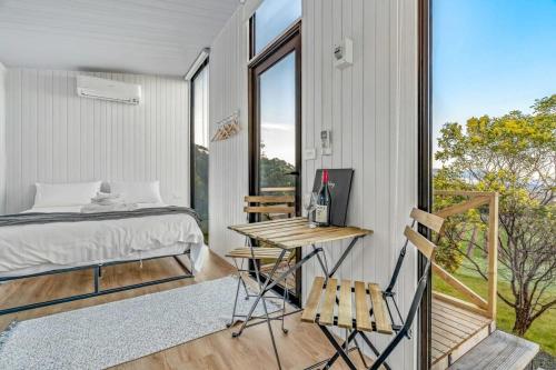 亚拉腊Montara Views 2的一间卧室配有一张床、一张书桌和一个窗户。