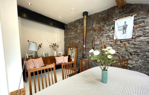 布里斯托Harmonious home in the heart of Clifton Village的一间设有桌子和石墙的用餐室