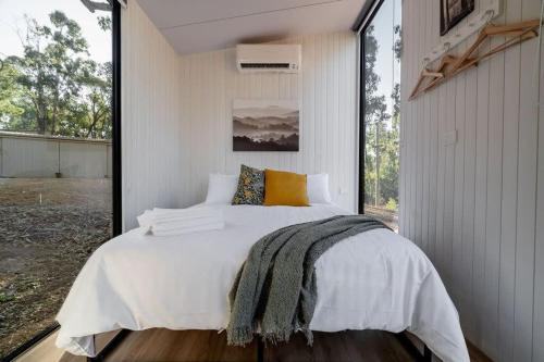 Howes CreekSummer Lea 2的卧室配有一张大白色床和窗户