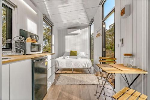 Dadswells BridgeNorthern Grampians Getaway by Tiny Away的一间厨房,内设一张桌子和一张床