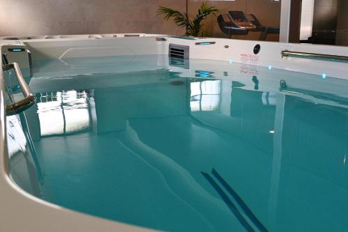 安德内斯Andenes Suitehotel的室内的蓝色海水游泳池