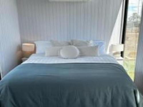 Gowrie Little PlainToowoomba Valley Views的卧室配有带白色枕头的大床