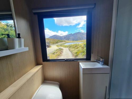 Mt LyfordLake Stella 2 - Rock Wren的浴室设有窗户、卫生间和水槽。