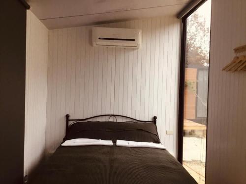斗六市Gandan Inn的一间带床的卧室,位于带窗户的房间内