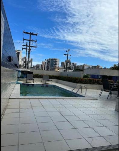 马塞约Apartamento próximo a praia的建筑物屋顶上的游泳池