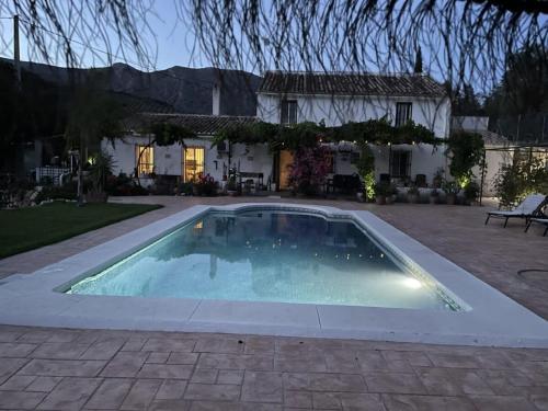 阿洛拉La Vista Huma的房屋前的游泳池