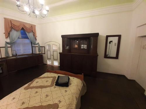 BahretalSchloss Ottendorf的一间卧室配有一张床、梳妆台和镜子