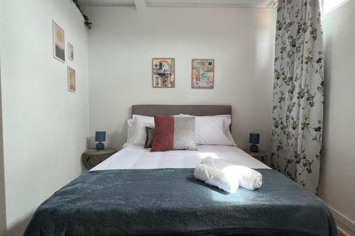圣佩罗多索Vouga Lodge的一间卧室配有一张带白色床单的大床