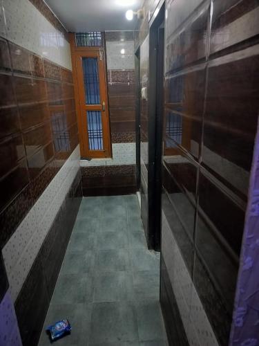 FaizābādHari Om Homestay的一间带步入式淋浴间和门的浴室