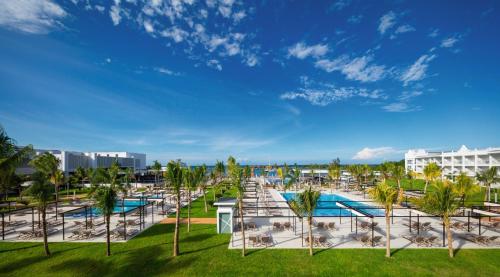 蒙特哥贝Riu Montego Bay - Adults Only - All Inclusive的享有度假村游泳池的景致。