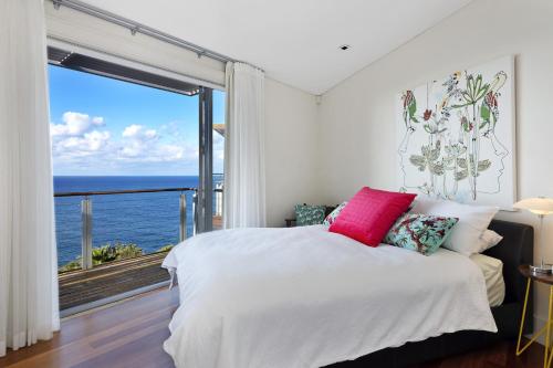 Curl CurlCurley Sunrise - Oceanfront的一间卧室设有一张床,享有海景