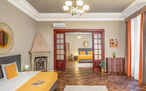 布拉格Hotel "Palác U Kočků" by Adrez, Palace At the Cats的客厅设有一张床和一个壁炉