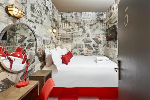 奥本The Pier Rooms的卧室配有一张白色大床和红色椅子