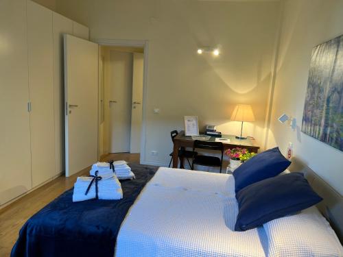 马里纳迪马萨BLU的一间卧室配有一张带蓝色枕头的床和一张书桌