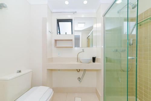 巴拉奈里奥-坎布里乌Amplo Apto 2sui+1Q Vista Mar 50m da Praia的浴室配有卫生间、盥洗盆和淋浴。