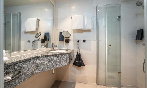 斯塔万格Thon Partner Stavanger Forum Hotel的一间带水槽和淋浴的浴室