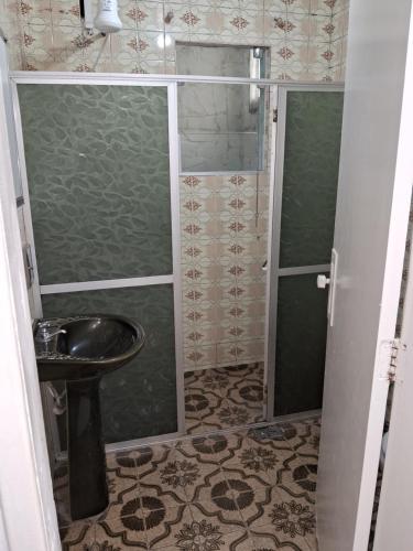 贝洛奥里藏特Casa espaçosa em Belo Horizonte的带淋浴和盥洗盆的浴室