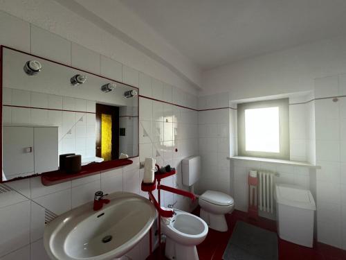 BlevyB&Blavy的白色的浴室设有水槽和卫生间。