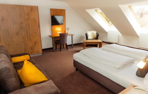 新比贝格Hotel am Hachinger Bach by Blattl的酒店客房,配有床和沙发