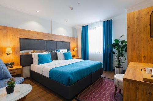 特拉布宗Berlin Suite Hotel Trabzon的一间卧室配有一张带蓝色枕头的大床