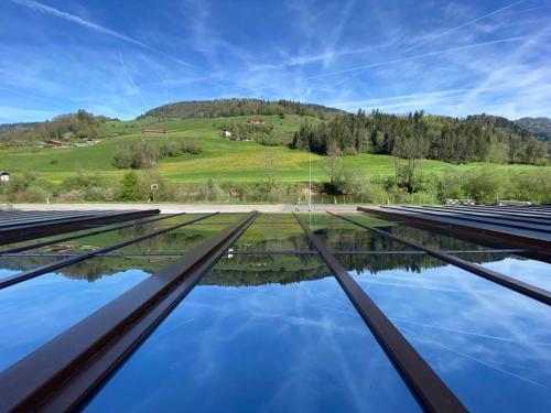 Soubeyle Relais du Doubs的享有太阳能农场屋顶的景色