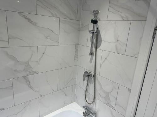 德比KYOTO HOUSE CENTRAL DERBY I SPACIOUS, WARM & NEW with NETFLIX的浴室配有淋浴和卫生间。