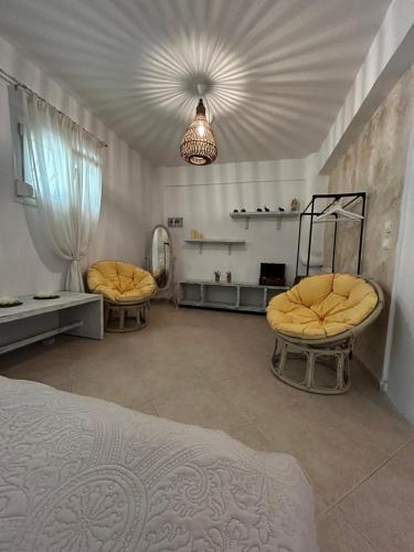 尼基季Perfect Hospitality - Elenas House, Nikiti的一间卧室配有两把椅子和一张位于房间的床