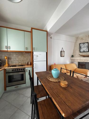 尼基季Perfect Hospitality - Elenas House, Nikiti的厨房配有木桌和蓝色碗