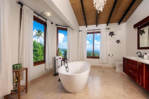 苏弗里耶尔泰德瑞什度假公寓的一间带大型白色浴缸和窗户的浴室