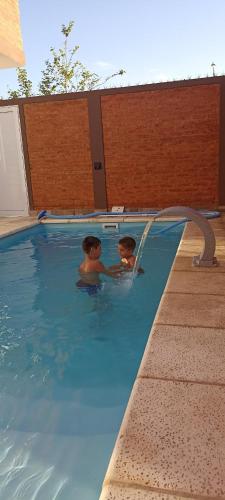 雷孔基斯塔LOS NARANJOS的两个孩子在游泳池游泳