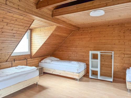 科隆6 room detached house - Köln Messe Fair 10min的木制客房内的一间卧室配有两张床