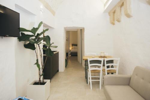 莱切Mediterranee Suite的客厅配有沙发和桌子