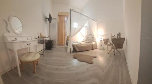 廖洛泰尔梅Hotel Antico Borgo的一间卧室配有一张床、一个梳妆台和镜子