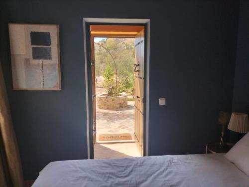 康塞普西翁新镇Bed & Breakfast Casa Sinne的一间卧室设有一张床,一扇门通往庭院